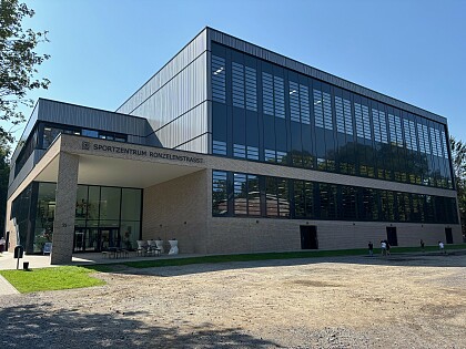 Eingang der neuen Sporthalle des Sportzentrums Ronzelenstraße